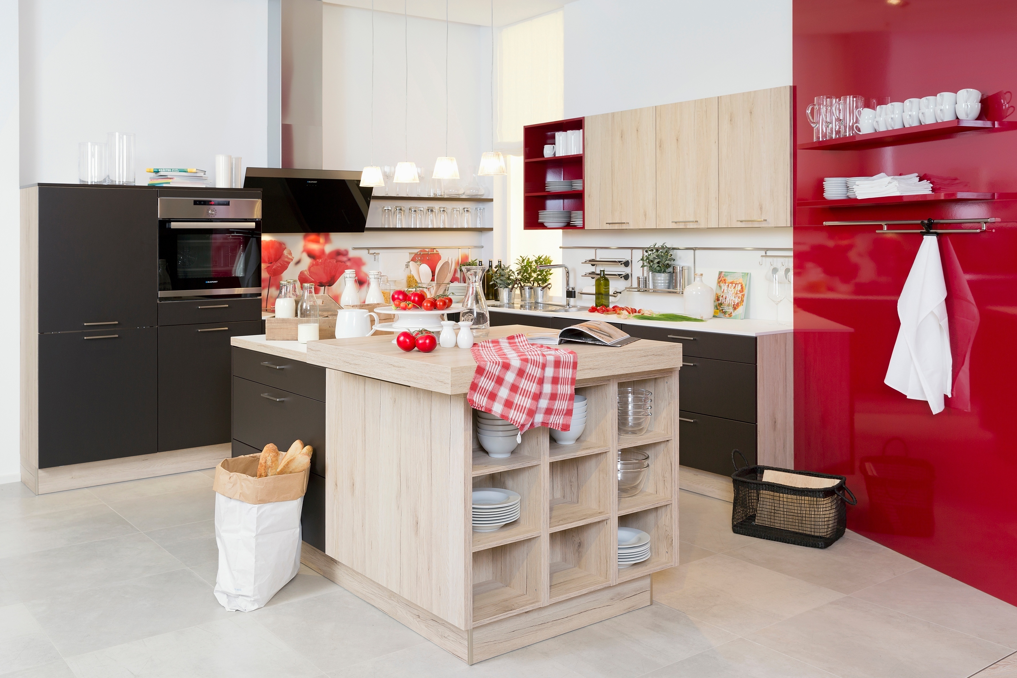 10062016-rs-0224_haecker_kueche_holzdekor_schwarz_einbauofen_dunstabzugshaube_regal_rot_hochglanz.jpg