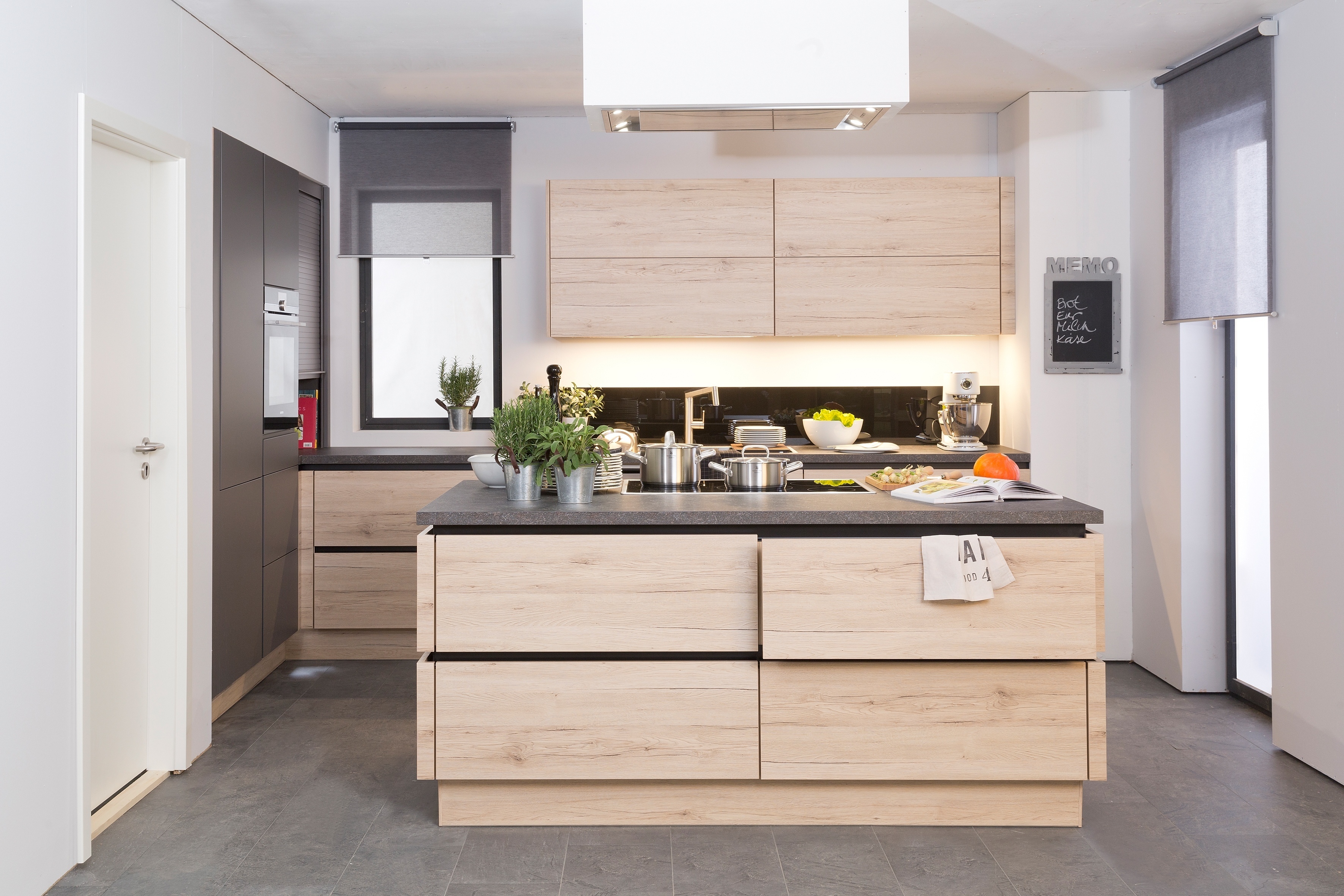 20170124_rsp_108_nobilia_kueche_holzdekor_kochinsel_granitarbeitsplatte_einbauofen_dunstabzug.jpg