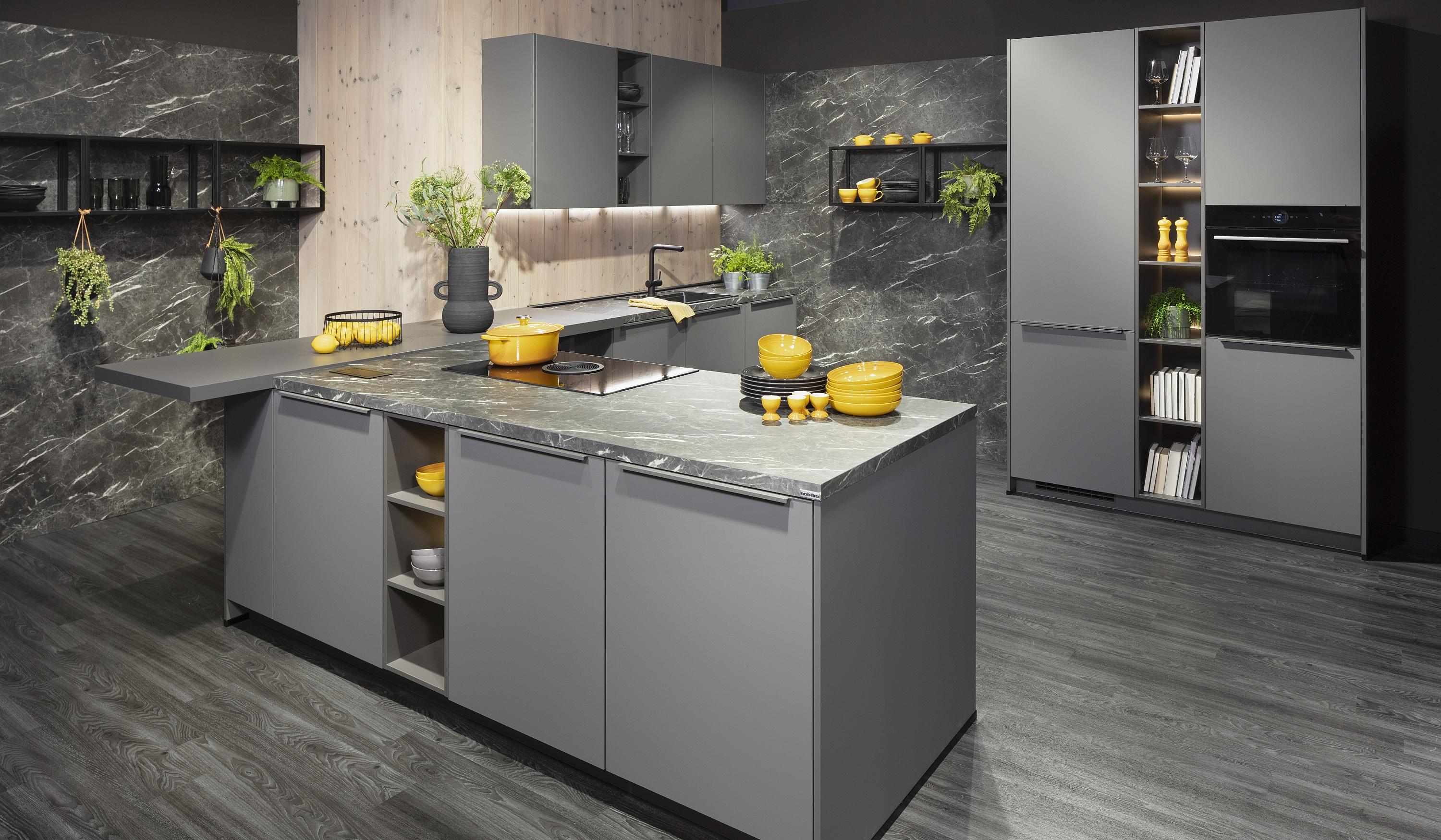 Marmordekor dunkelgrau an Wand und Arbeitsplatte in Nobilia Küche