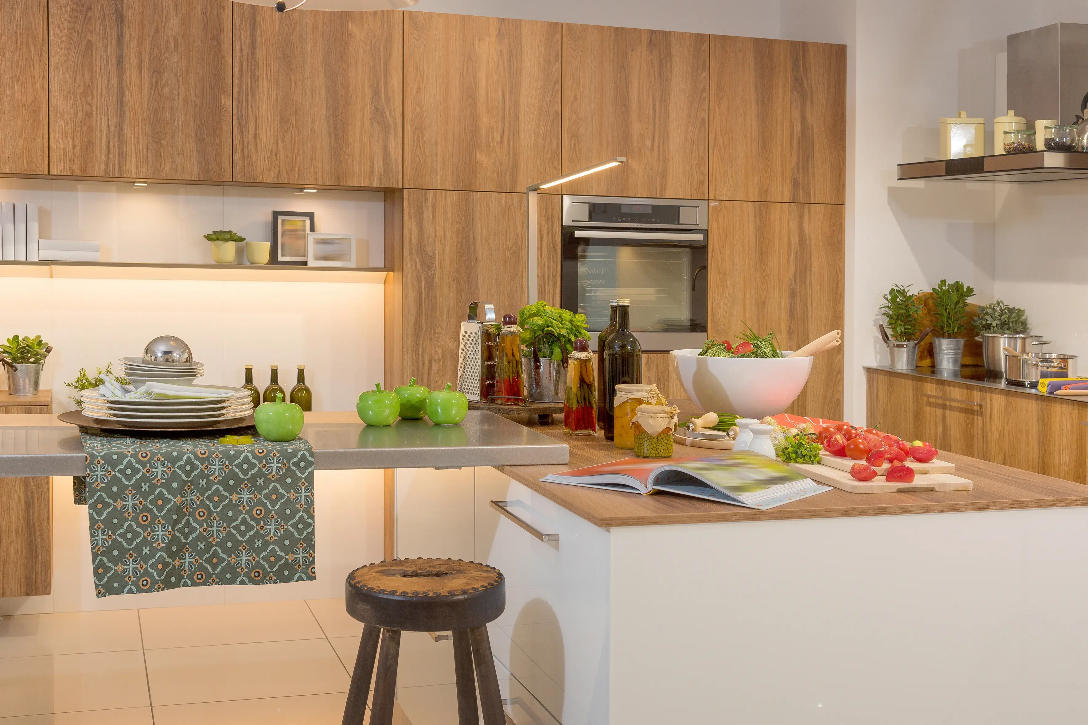 20161006_mlg_035_offene_ballerina_Kueche_Holzdekor_theke_barhocker_dunstabzug (1).JPG